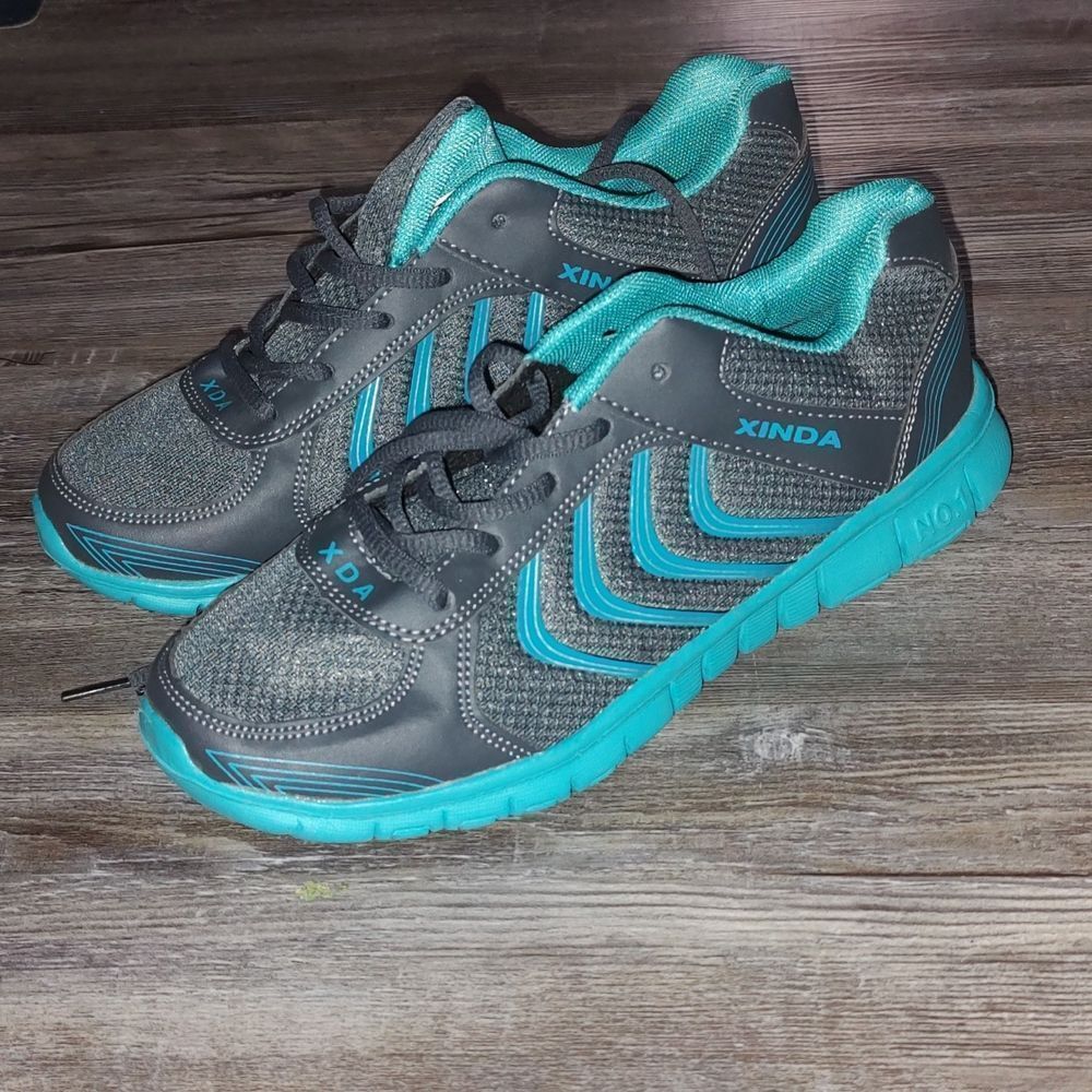 Womans mesh turquoise  gray  light weight  sneakers  Sz 8.5
